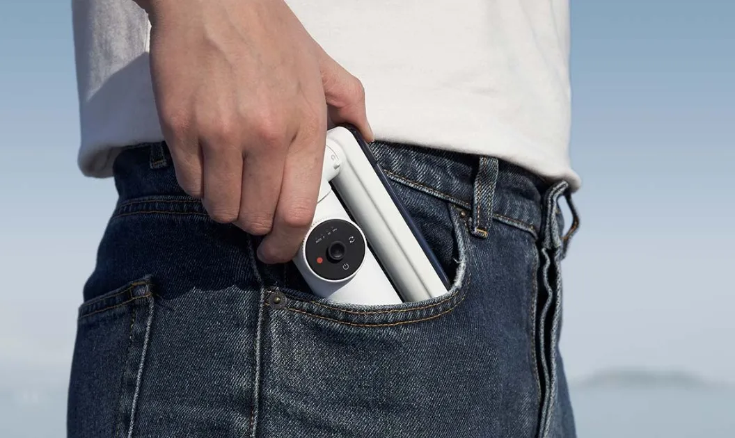 gimbal insta360 flow thiết kế gập nhỏ gọn nhét vừa túi quần